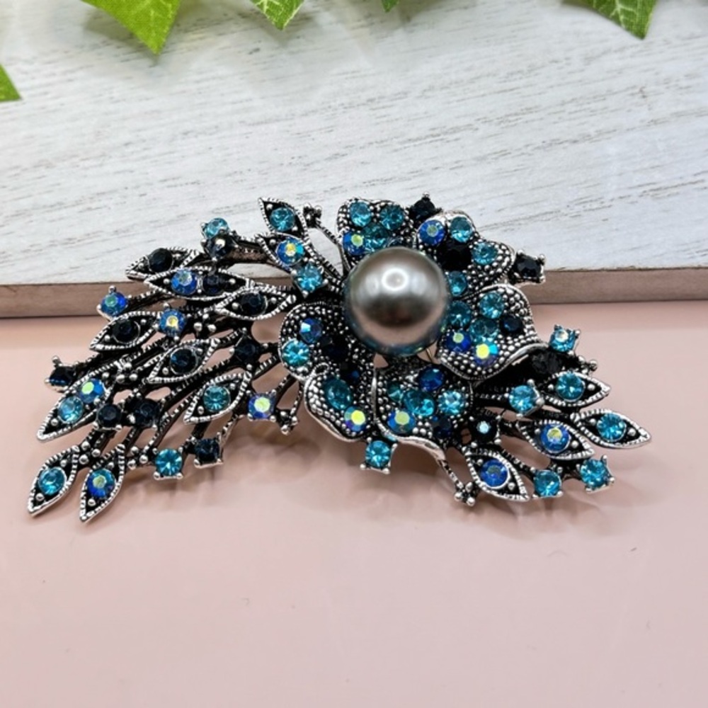 🌻 3/$25 Vintage Blue Rhinestones Flower Brooch
